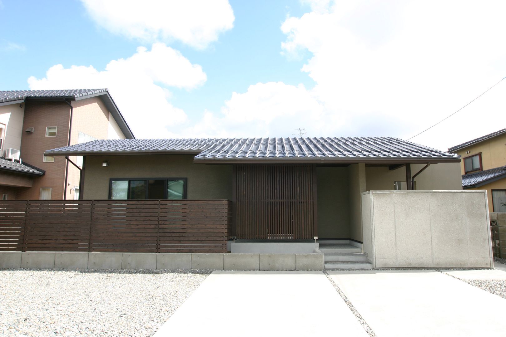 平屋のコートハウス , 新明設計 新明設計 Rumah Gaya Eklektik