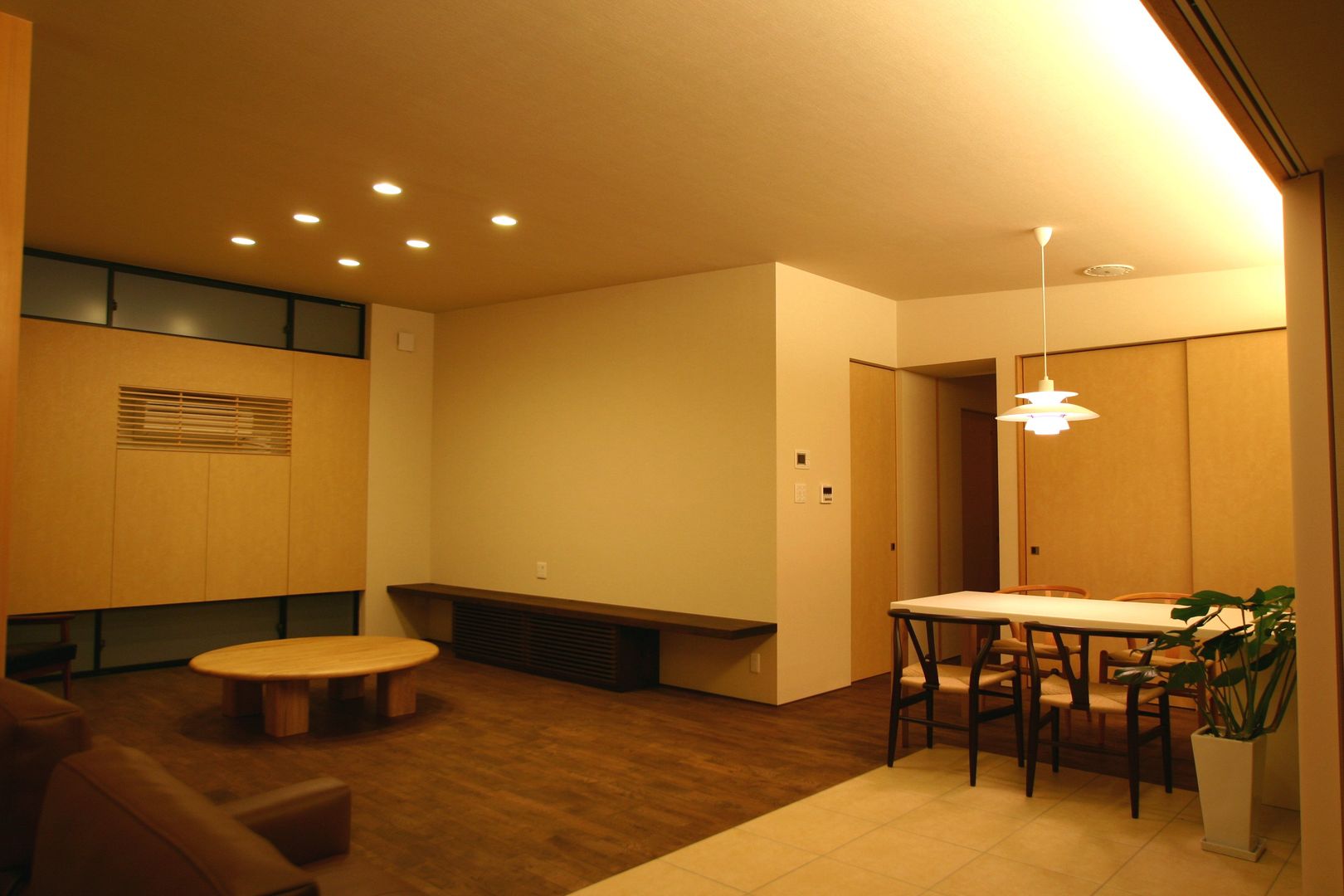 平屋のコートハウス , 新明設計 新明設計 Living room