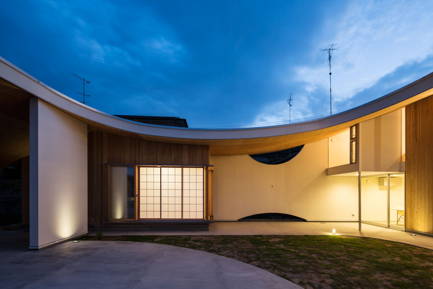 被衣の家 Shawl House, y+M design office y+M design office Casas de estilo ecléctico