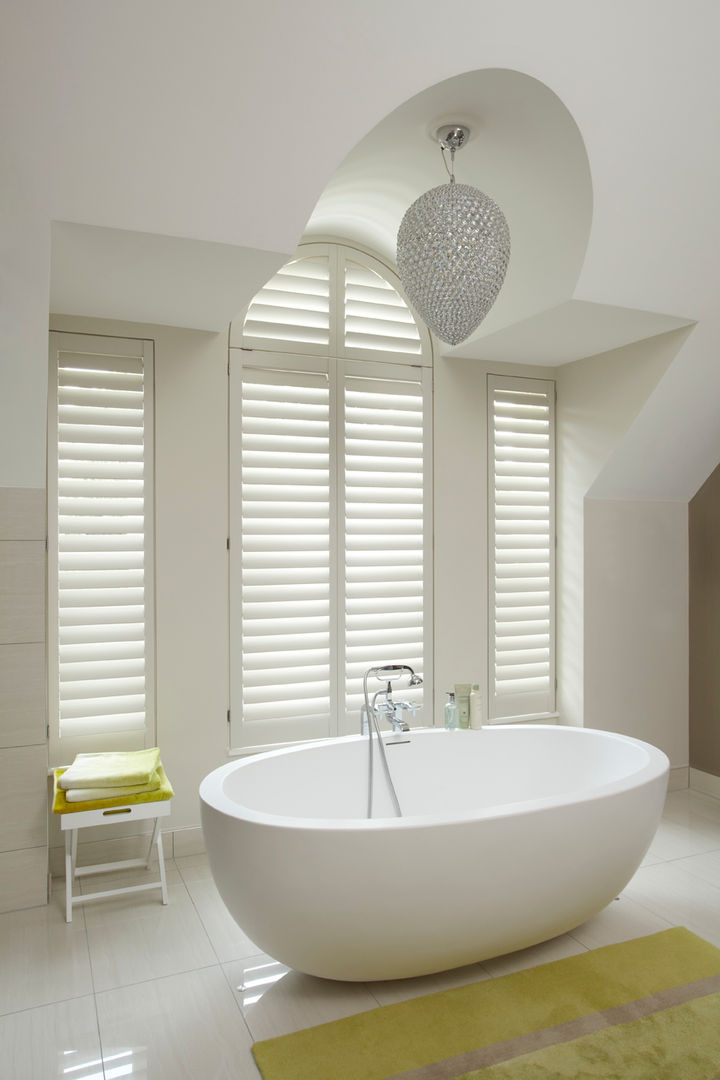 Bathroom shutters , The New England Shutter Company The New England Shutter Company Baños: ideas, imágenes y decoración Decoración