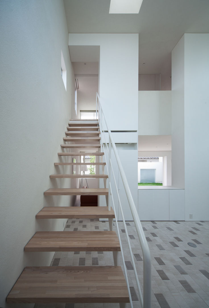 obi house, ソルト建築設計事務所 ソルト建築設計事務所 Modern corridor, hallway & stairs