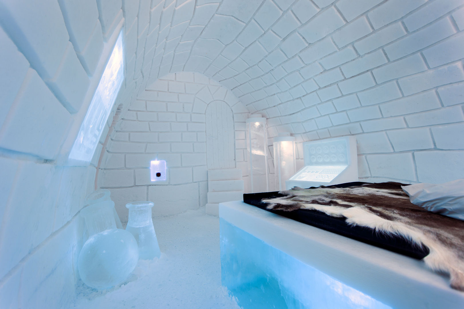 Ice hotel , Pin Pin Pin Pin Commercial spaces