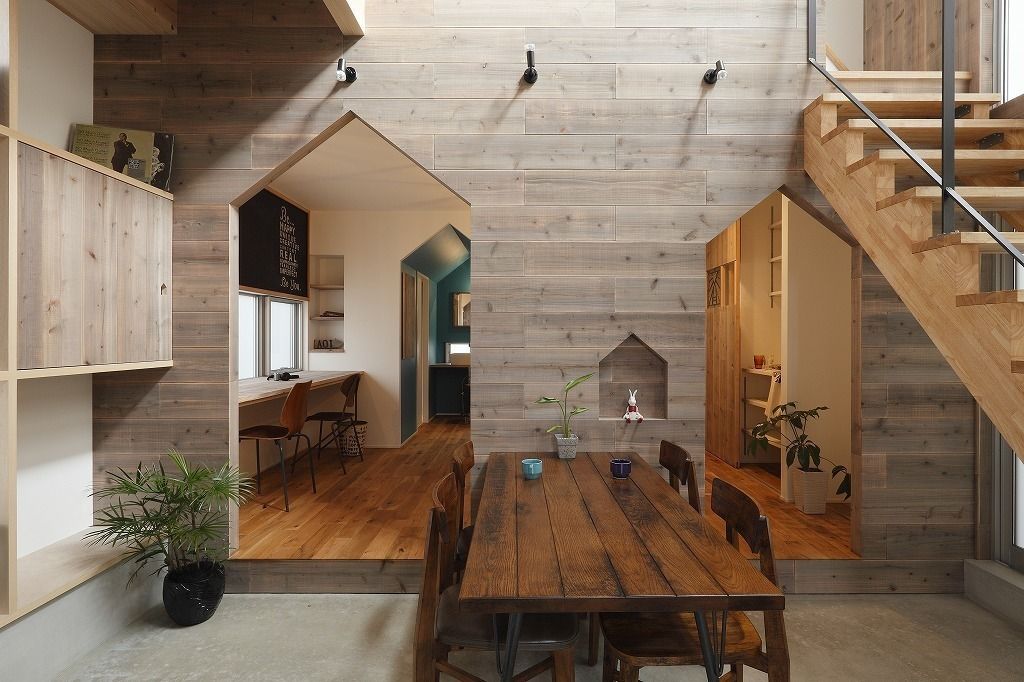 Hazukashi House, ALTS DESIGN OFFICE ALTS DESIGN OFFICE 客廳 凳子與椅子