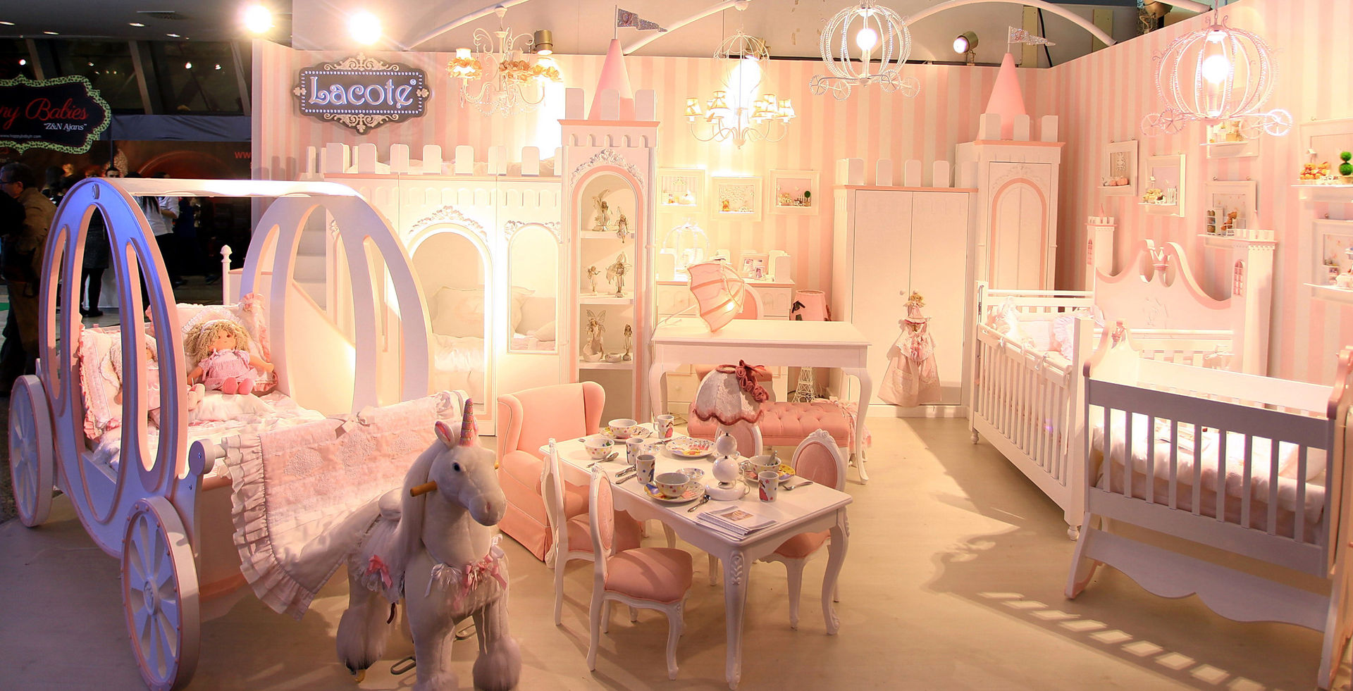 Lacote prenses çocuk ve bebek odası tasarımları, Lacote Design Lacote Design モダンデザインの 子供部屋 ベッド＆ベビーベッド