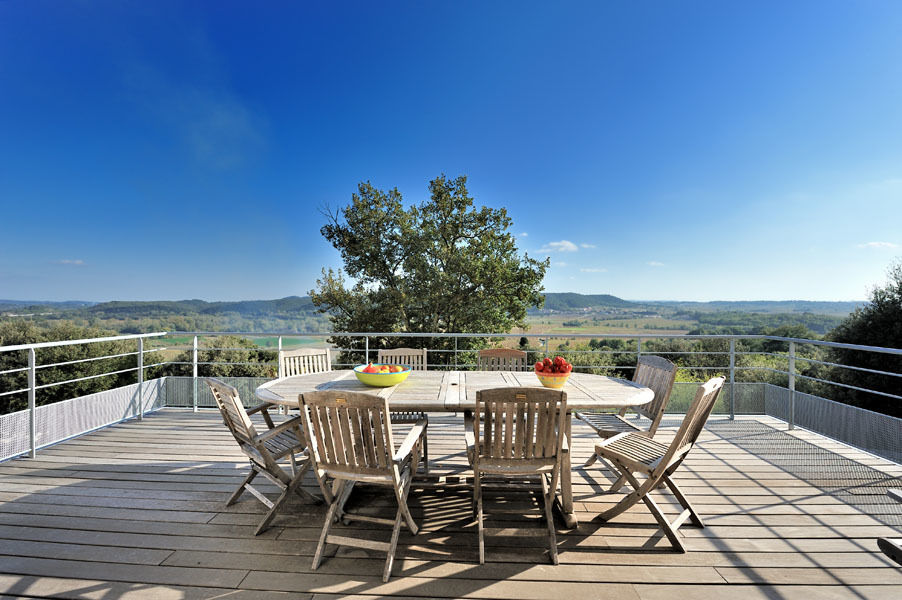 MAISON CONTEMPORAINE, JOSE MARCOS ARCHITECTEUR JOSE MARCOS ARCHITECTEUR Maisons modernes Ciel,Table,Nuage,Un meuble,Chaise,Bois,Design d&#39;intérieur,Mobilier de jardin,Arbre,Table d&#39;extérieur