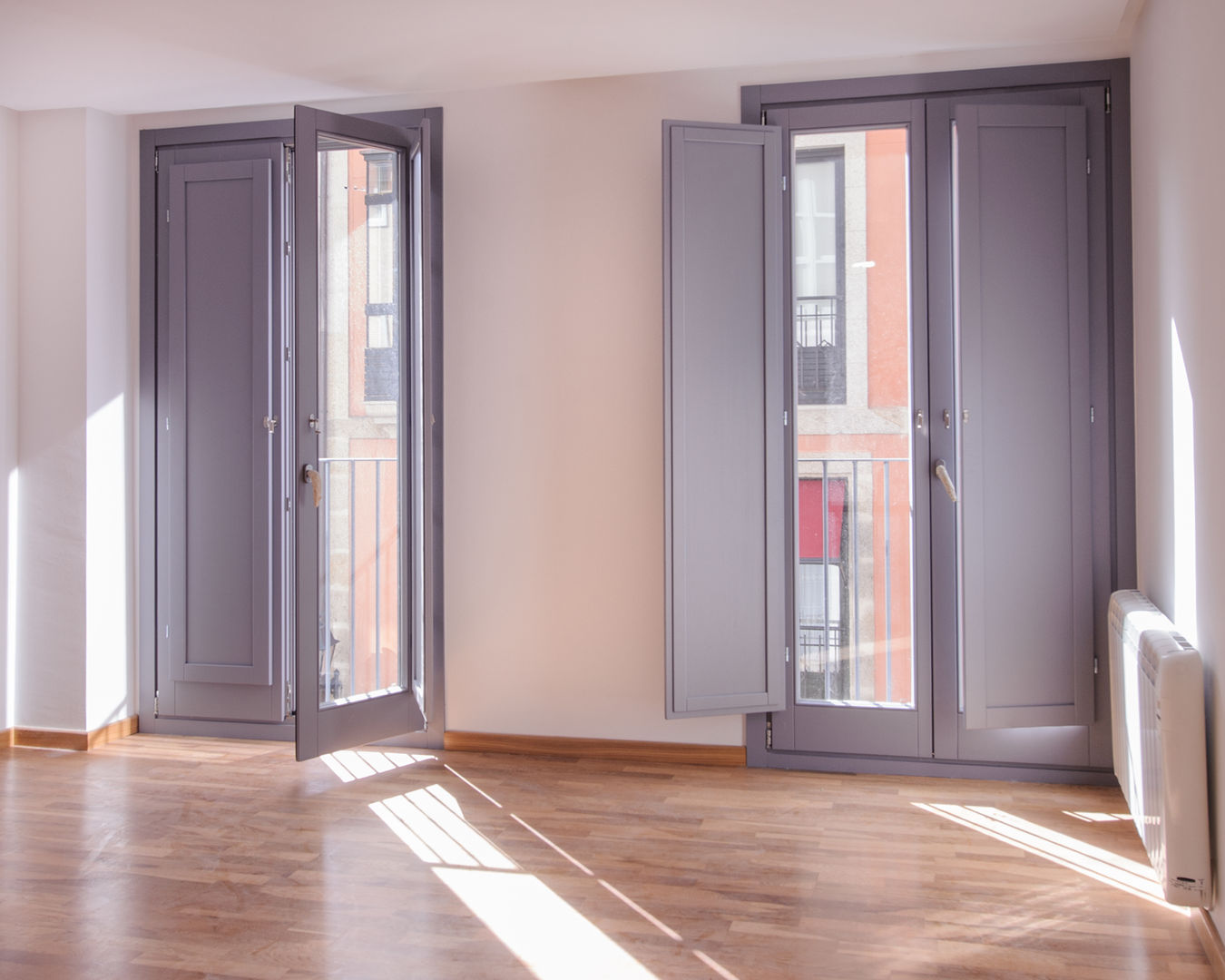 EDIFICIO DE VIVIENDAS + BAJO COMERCIAL arquitectura SEN MÁIS Puertas y ventanas modernas