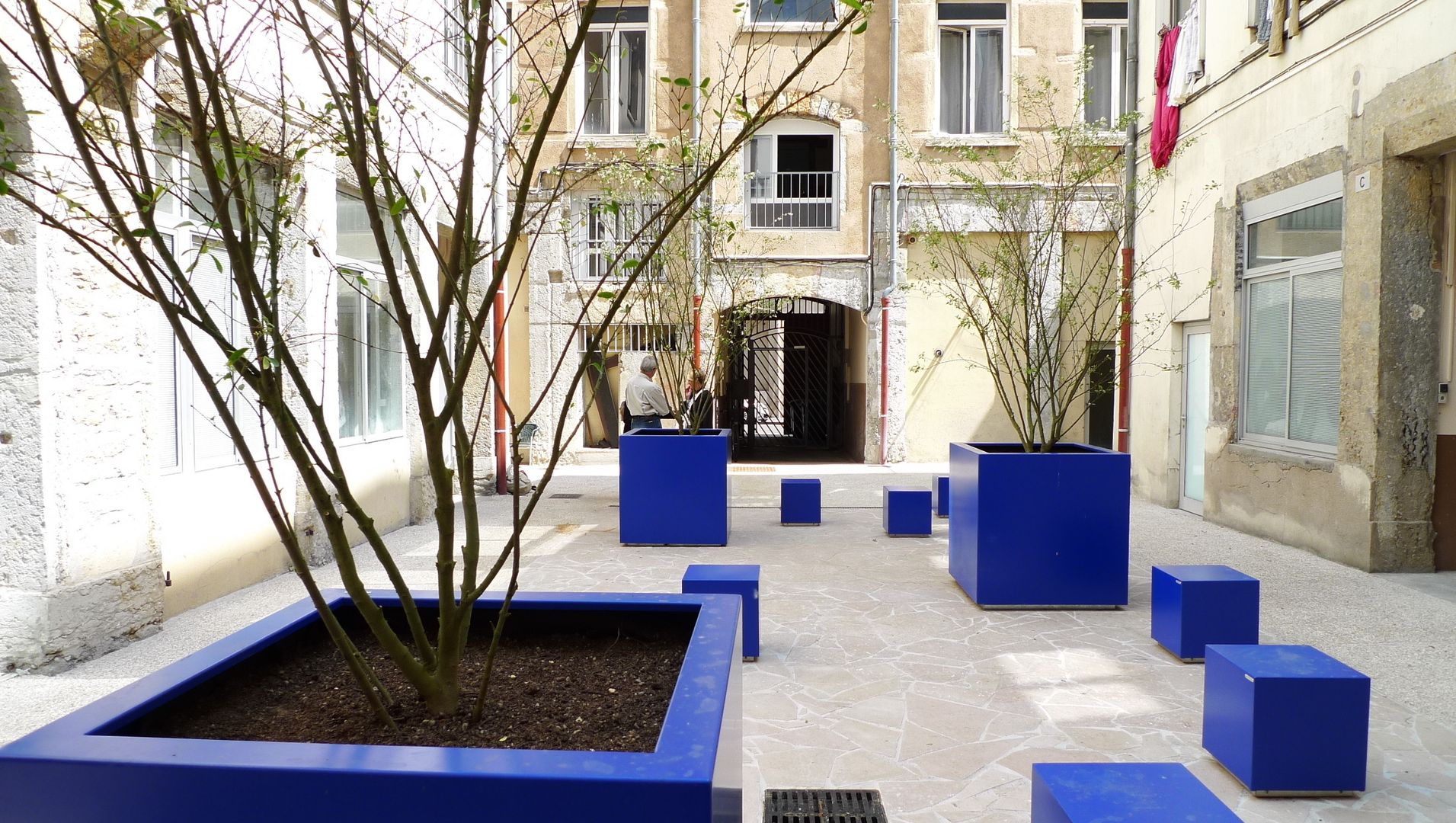 cour de l'épée à Lyon / BLEU MAJORELLE, ATELIER DU BOCAL paysagistes ATELIER DU BOCAL paysagistes Jardin méditerranéen Pots de fleurs & vases