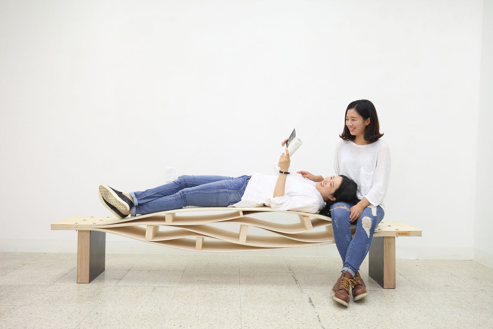 Bending Bench, SON그릇공방 SON그릇공방 حديقة Furniture