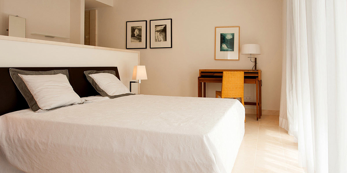 Villa Montesol, Ibiza, STUDIO JAN WICHERS STUDIO JAN WICHERS ห้องนอน เตียงนอนและหัวเตียง