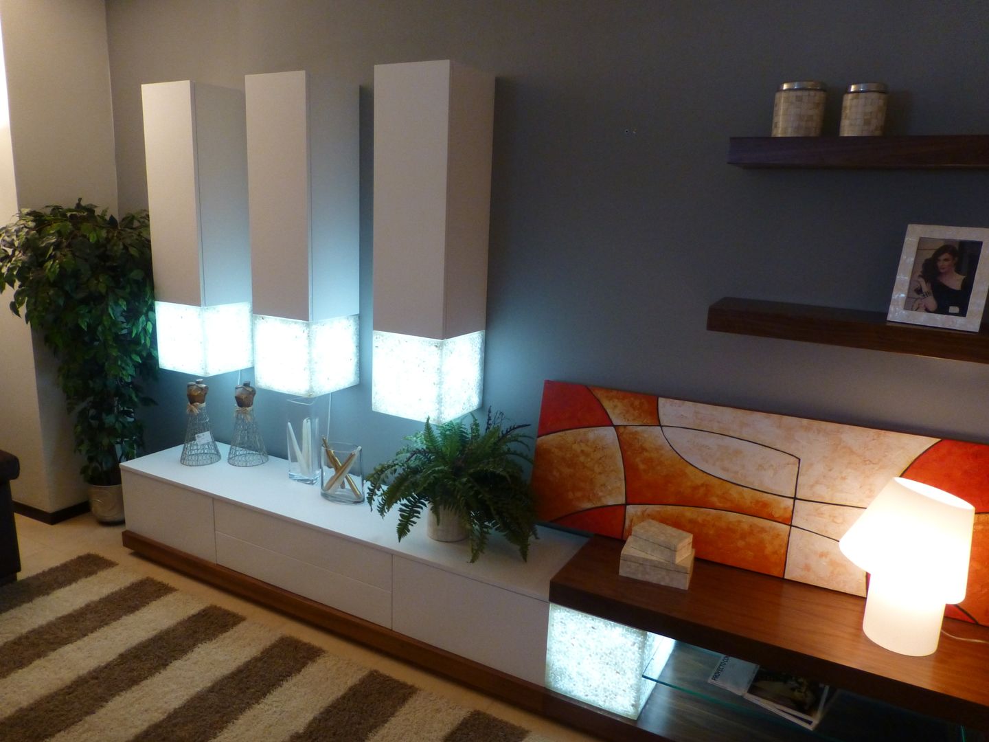 Mueble de salón iluminable, Arista Mobiliario Arista Mobiliario غرفة السفرة خزانات وبوفيه