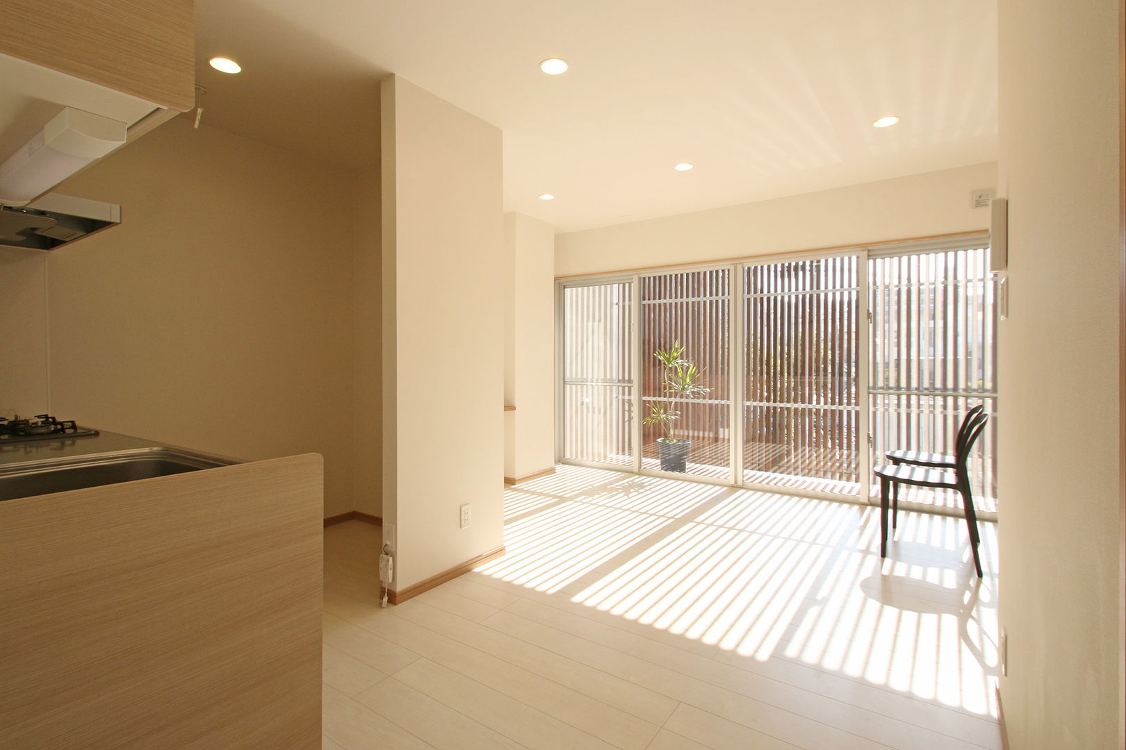 houseHK, InOUT architects/インアウトアーキテクツ InOUT architects/インアウトアーキテクツ Modern living room