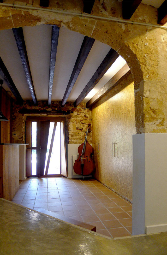 CASA CAN FOGARADA, Miel Arquitectos Miel Arquitectos Country style corridor, hallway& stairs