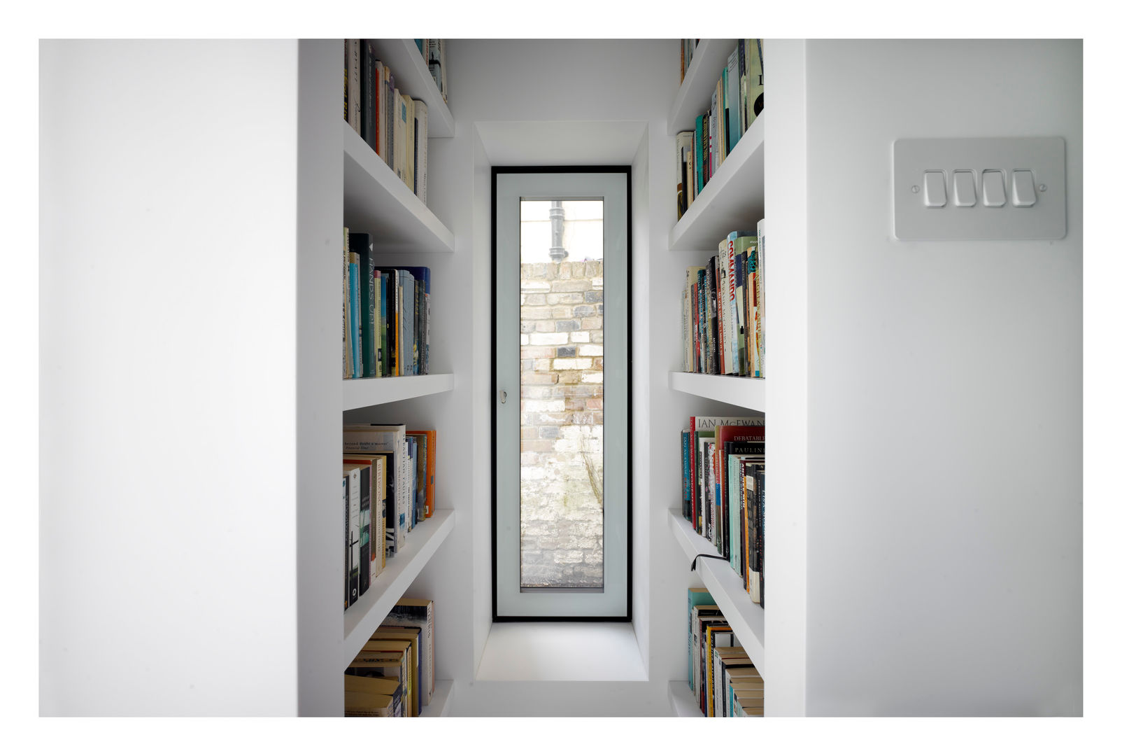 White on White, Gianni Botsford Architects Gianni Botsford Architects Ruang keluarga: Ide desain interior, inspirasi & gambar Storage