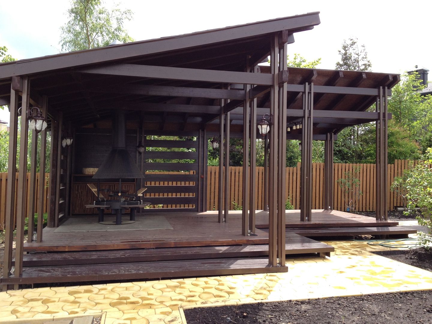 AUTOR DO PROJETO DE UM GAZEBO PARA CHURRASCO( АВТОРСКИЙ ПРОЕКТ БЕСЕДКИ ДЛЯ БАРБЕКЮ ) D O M | Architecture interior Varandas, alpendres e terraços modernos