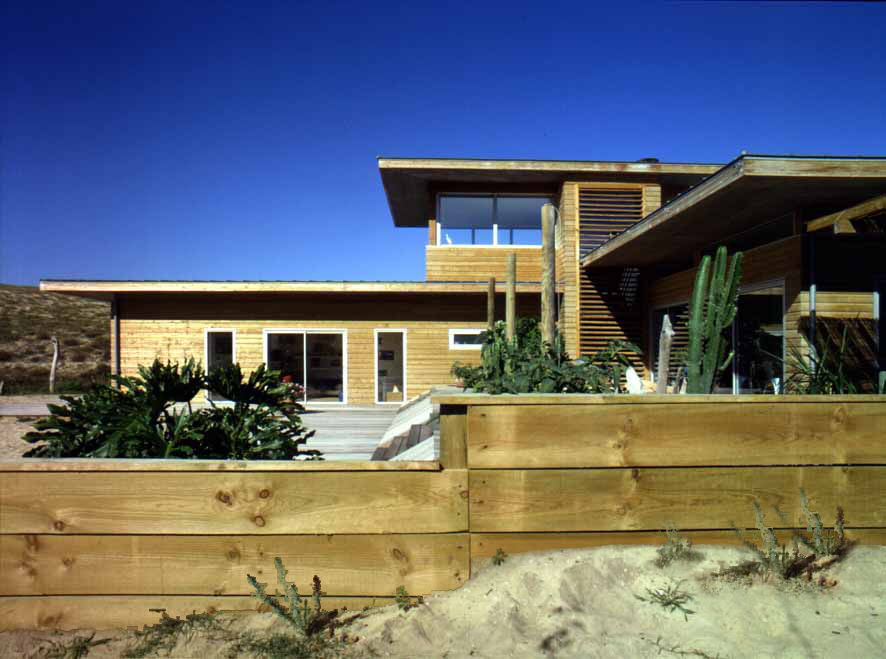 Une maison dans le sable., Christian Larroque Christian Larroque Casas modernas Accesorios y decoración