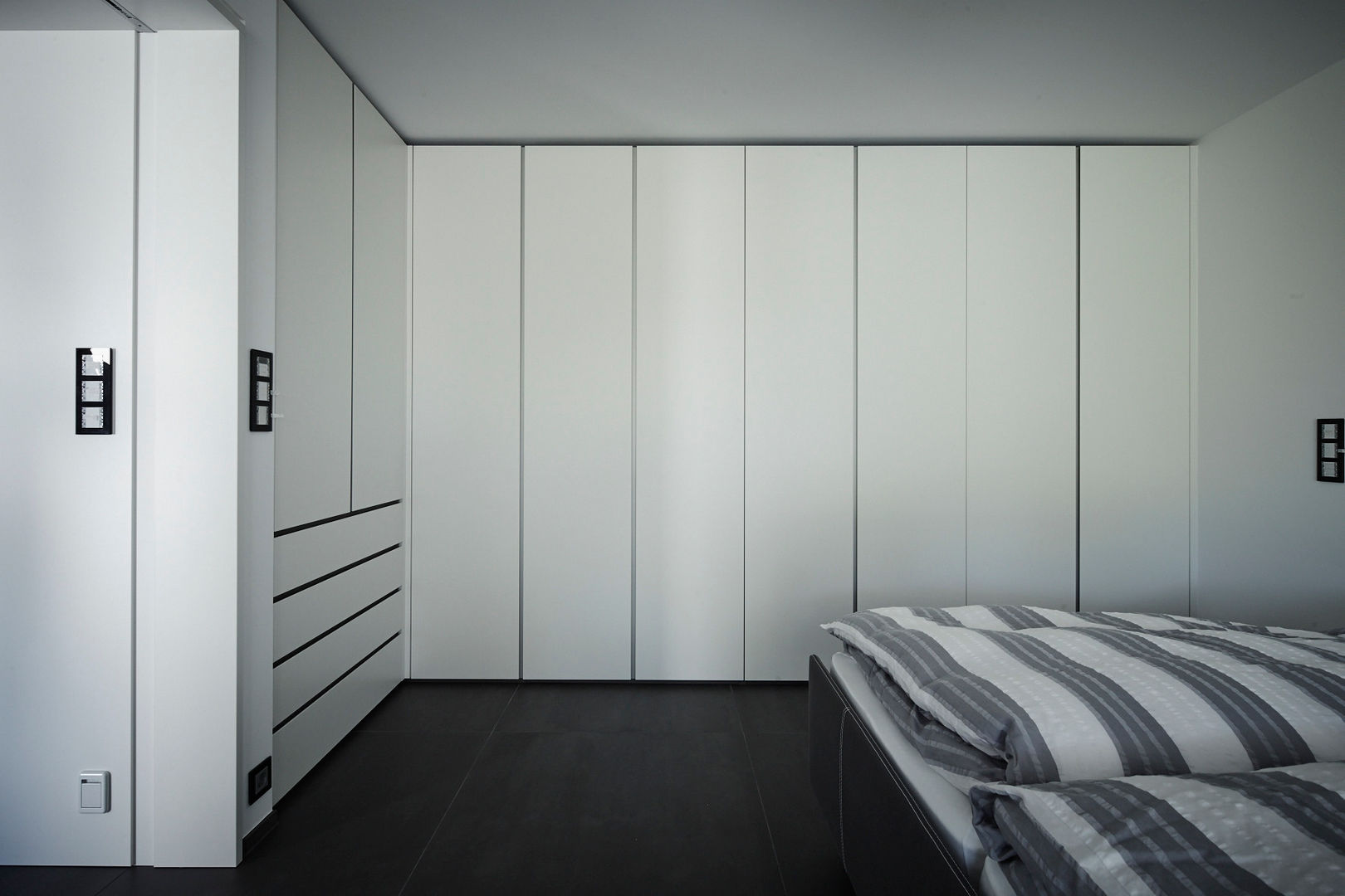 Ankleiden nach Maß- Raumwunder ohne Grenzen, HOME Schlafen & Wohnen GmbH HOME Schlafen & Wohnen GmbH غرفة الملابس Wardrobes & drawers