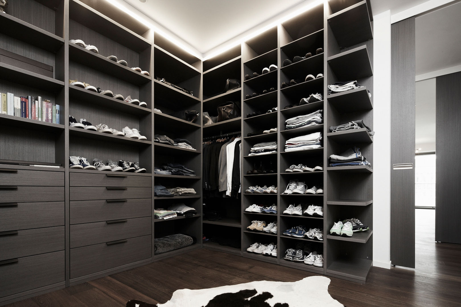 Ankleiden nach Maß- Raumwunder ohne Grenzen, HOME Schlafen & Wohnen GmbH HOME Schlafen & Wohnen GmbH Modern dressing room Wardrobes & drawers