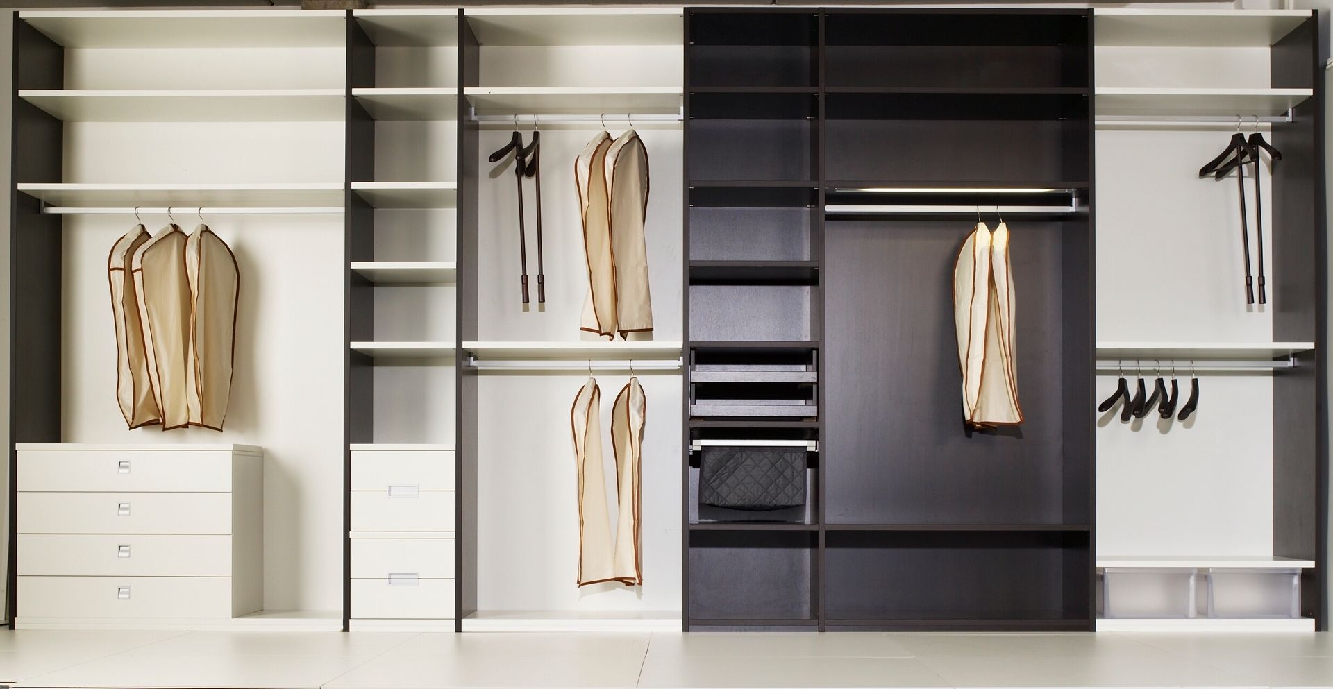 Ankleiden nach Maß- Raumwunder ohne Grenzen, HOME Schlafen & Wohnen GmbH HOME Schlafen & Wohnen GmbH غرفة الملابس Wardrobes & drawers