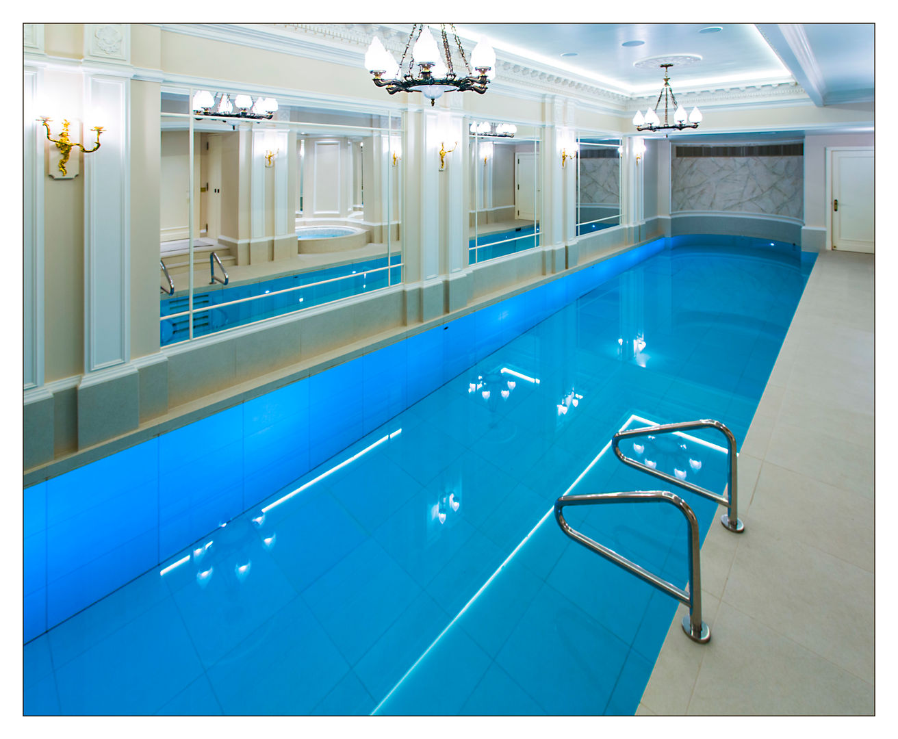 Party in and on the Pool with Moving Floor Pool, London Swimming Pool Company London Swimming Pool Company Klasyczny basen