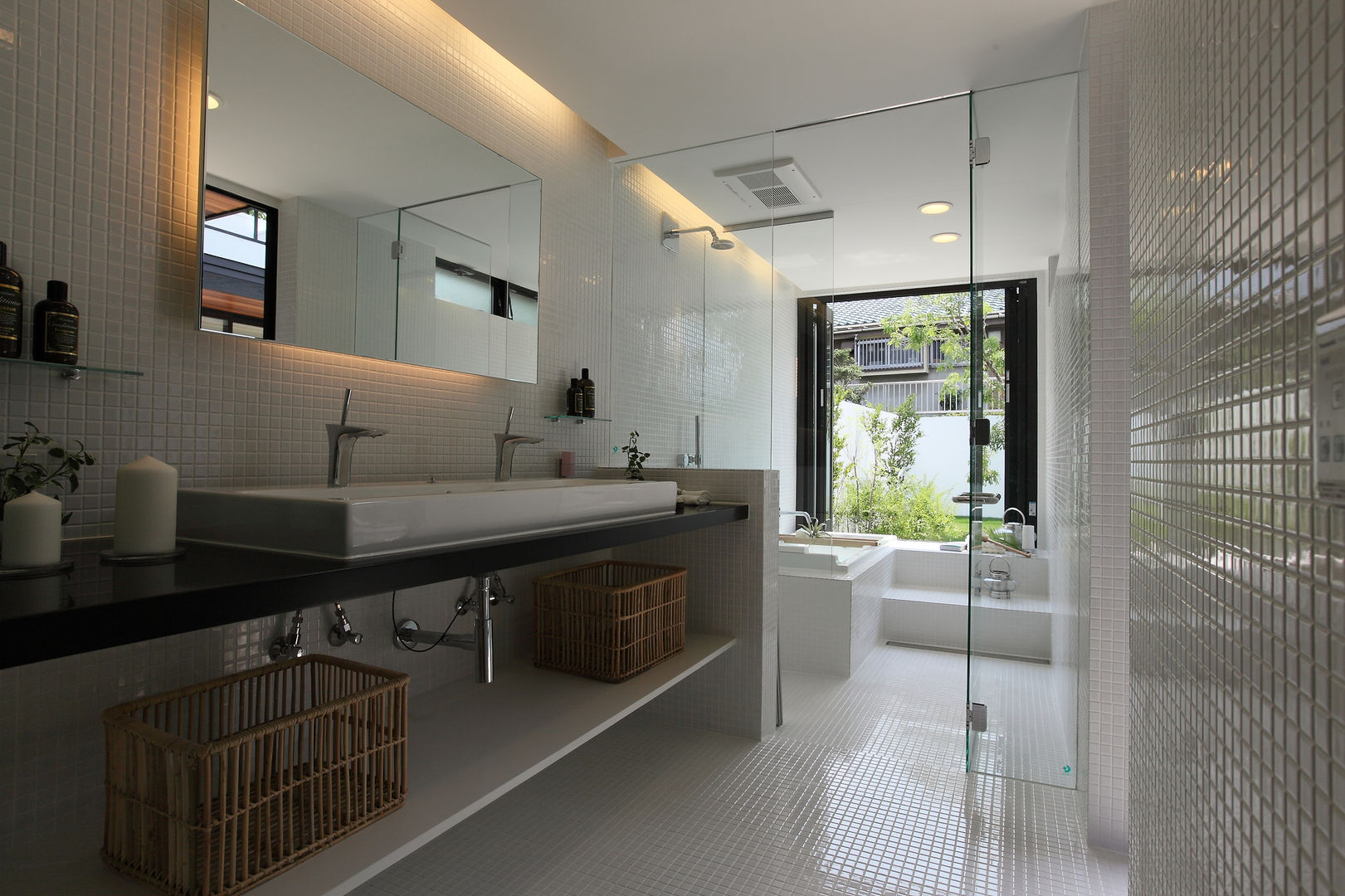 House with the bath of bird, Sakurayama-Architect-Design Sakurayama-Architect-Design Kamar Mandi Modern