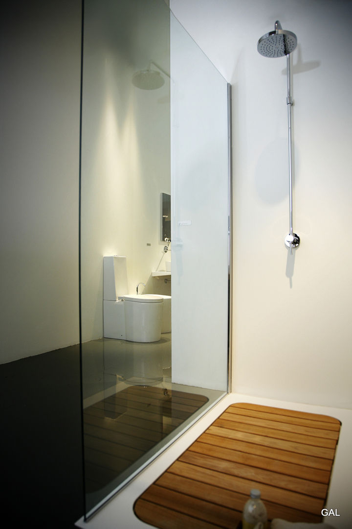 DOCCIA FILOPAVIMENTO, GAL srl GAL srl Modern bathroom Bathtubs & showers