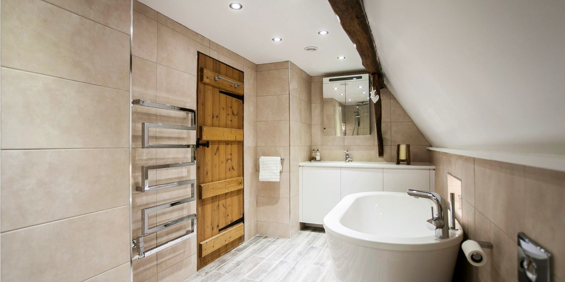 ​Boutique hotel style modern bathroom with rustic features Burlanes Interiors حمام دوش وأحواض إستحمام