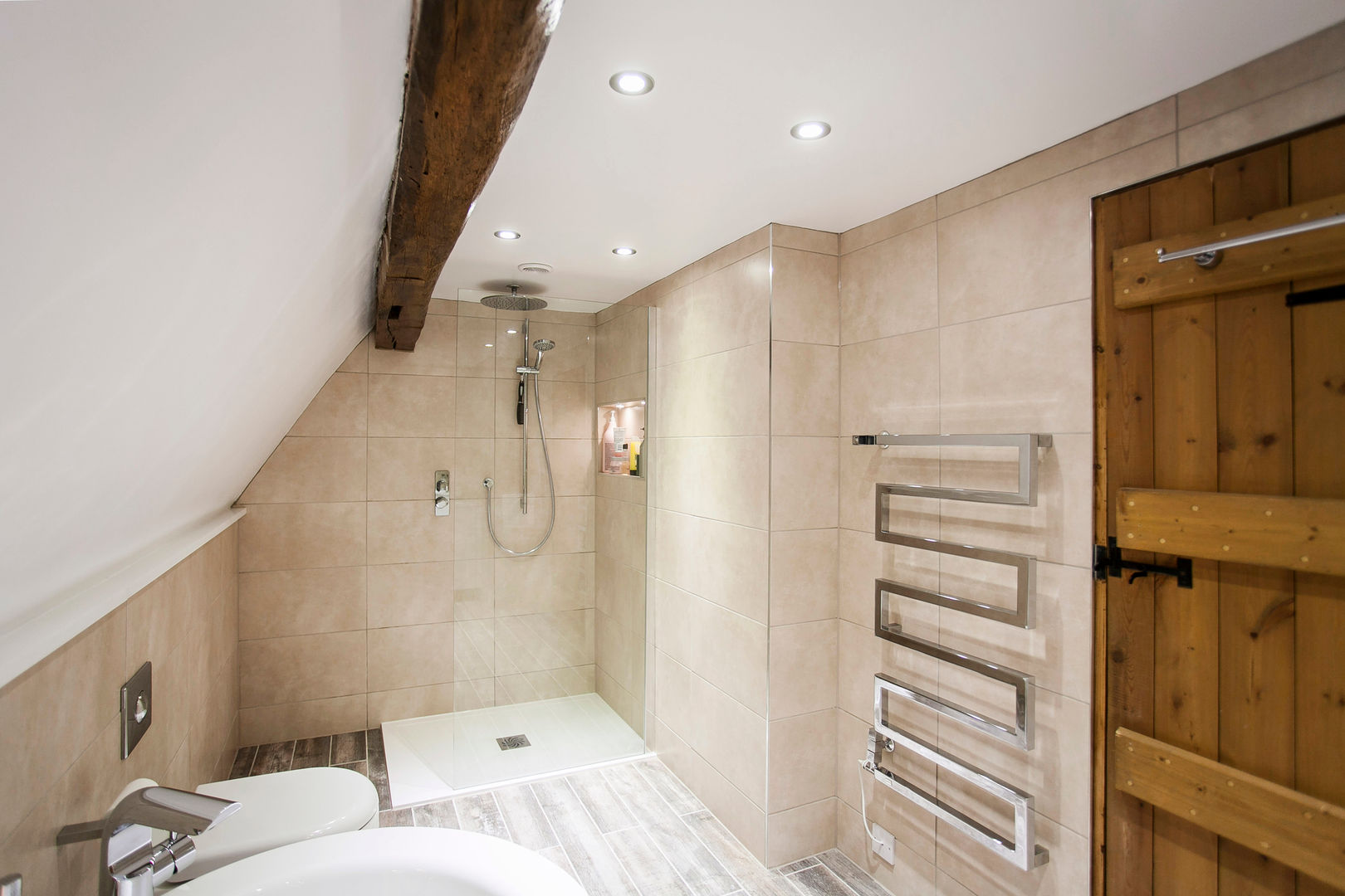 Blissful Bathroom Design from Burlanes Interiors, Burlanes Interiors Burlanes Interiors Baños de estilo moderno Bañeras y duchas