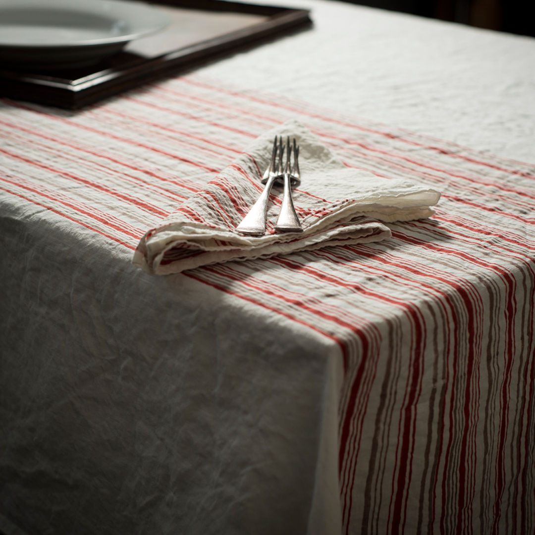 Hand block printed linen tablecloth, AllÓRA AllÓRA Salas de jantar rústicas Acessórios e decoração