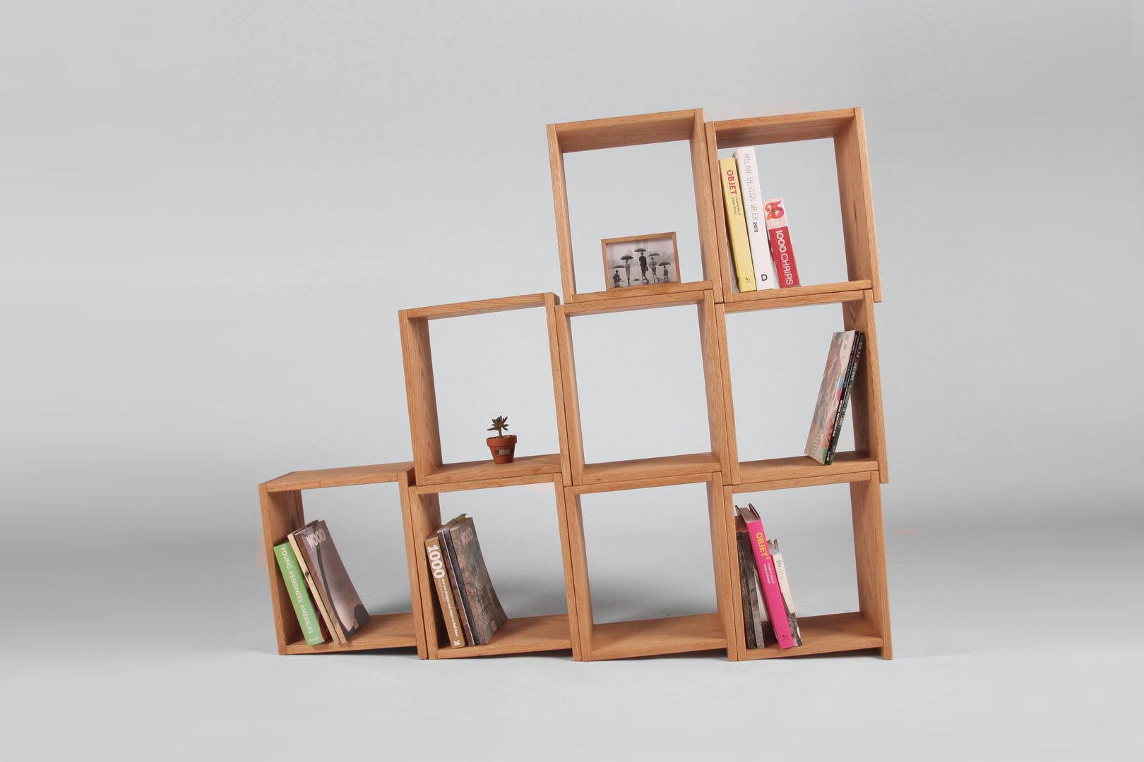 Slanted Bookshelf, 톤 퍼니처 스튜디오 톤 퍼니처 스튜디오 Estudios y despachos de estilo moderno Almacenamiento