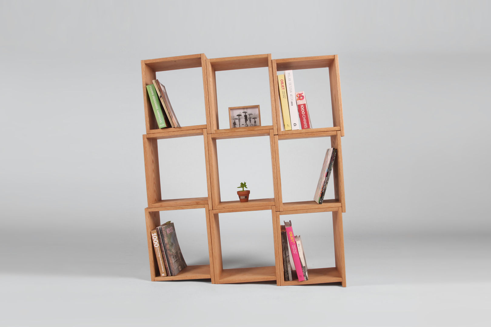 Slanted Bookshelf, 톤 퍼니처 스튜디오 톤 퍼니처 스튜디오 Phòng học/văn phòng phong cách hiện đại Storage