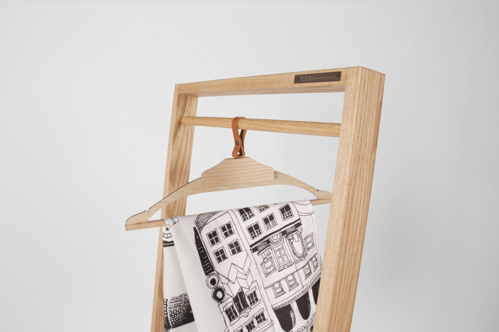 Wooden dress hanger, 톤 퍼니처 스튜디오 톤 퍼니처 스튜디오 Vestidores y placares de estilo moderno Accesorios y decoración