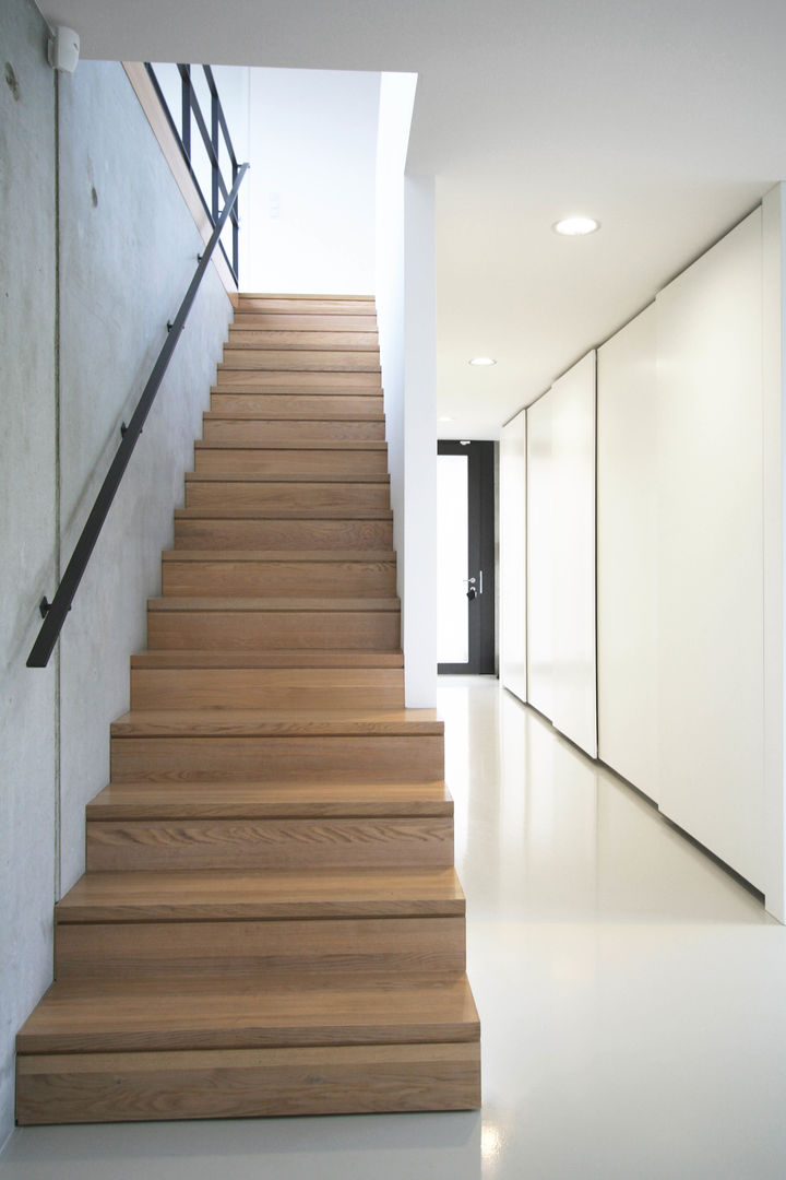 Haus W, THOMAS BEYER ARCHITEKTEN THOMAS BEYER ARCHITEKTEN Modern corridor, hallway & stairs