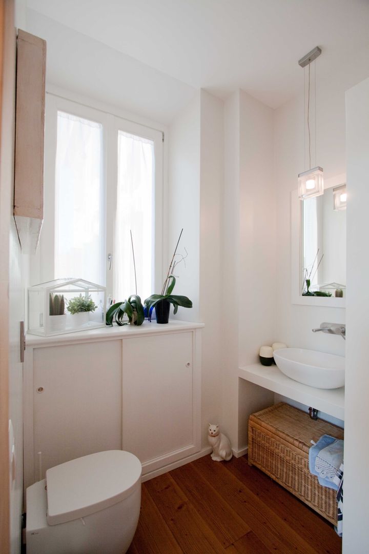 Casa Certosa: All'appartamento un carattere luminoso e moderno, Anomia Studio Anomia Studio Minimalist style bathrooms