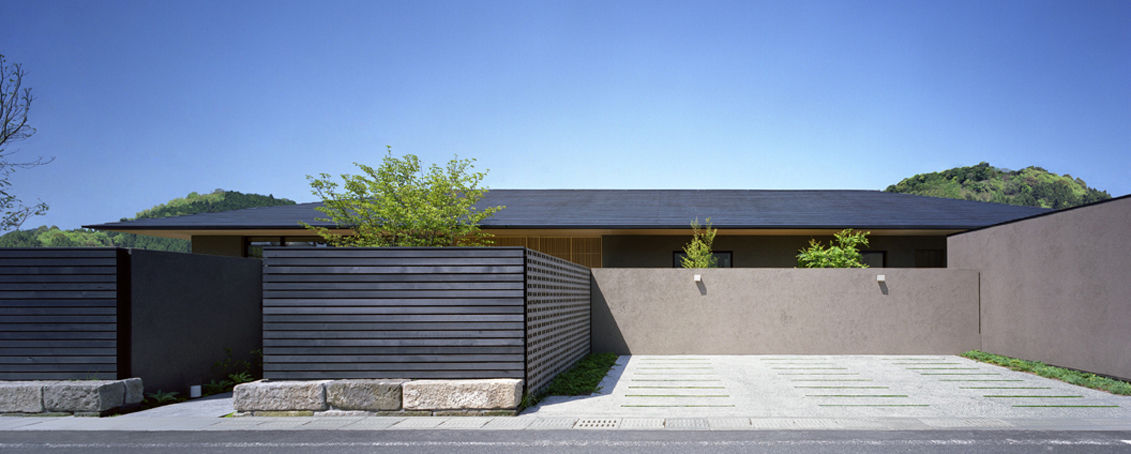 A邸 薩摩の家, 柳瀬真澄建築設計工房 Masumi Yanase Architect Office 柳瀬真澄建築設計工房 Masumi Yanase Architect Office モダンな 家 空,矩形,シェード,土地区画,路面,スロープ,木,アスファルト,複合材料,住宅街