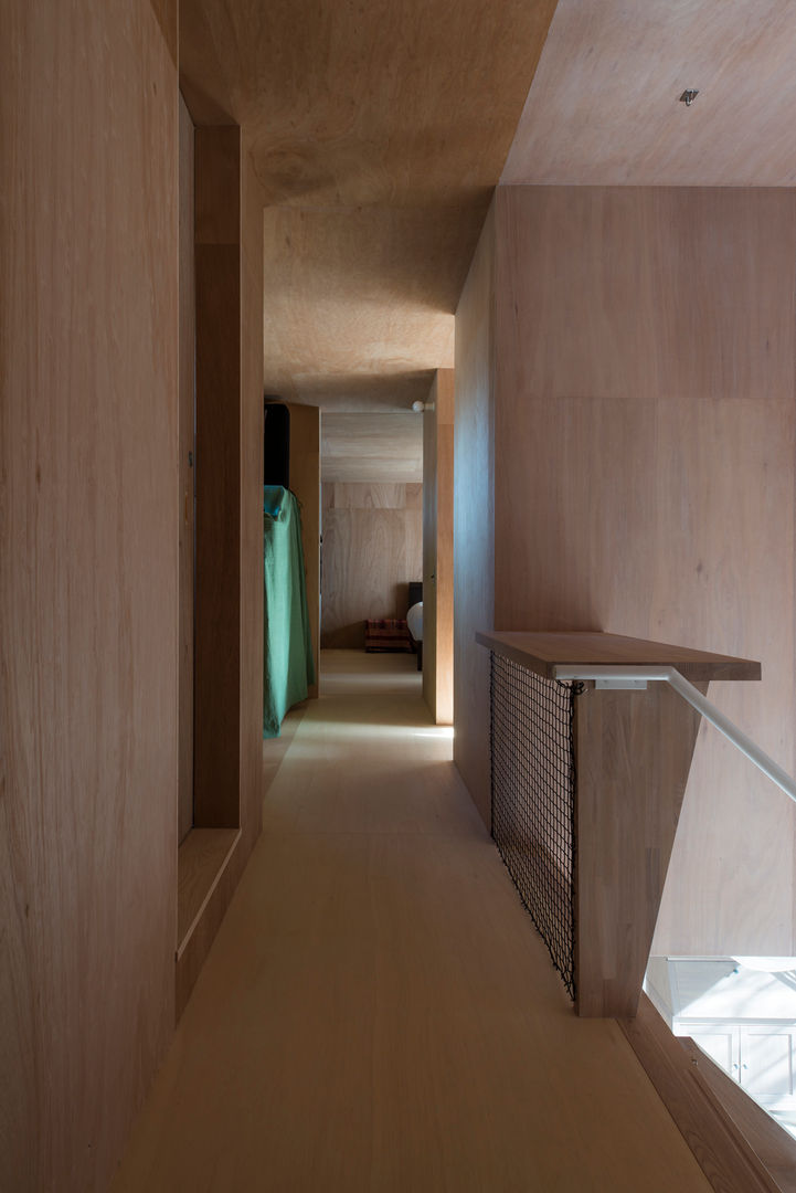 House in Kamakura, 白子秀隆建築設計事務所 白子秀隆建築設計事務所 Asian style corridor, hallway & stairs