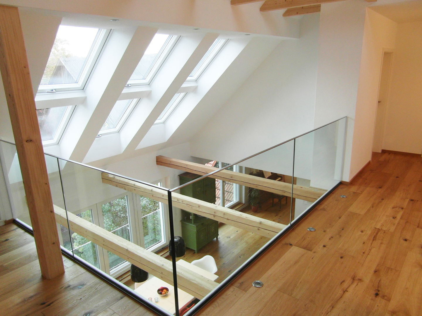 Dachausbau für mehr Licht und Luft im alten Bauernhaus, Cactus Architekten Cactus Architekten Pasillos, vestíbulos y escaleras modernos