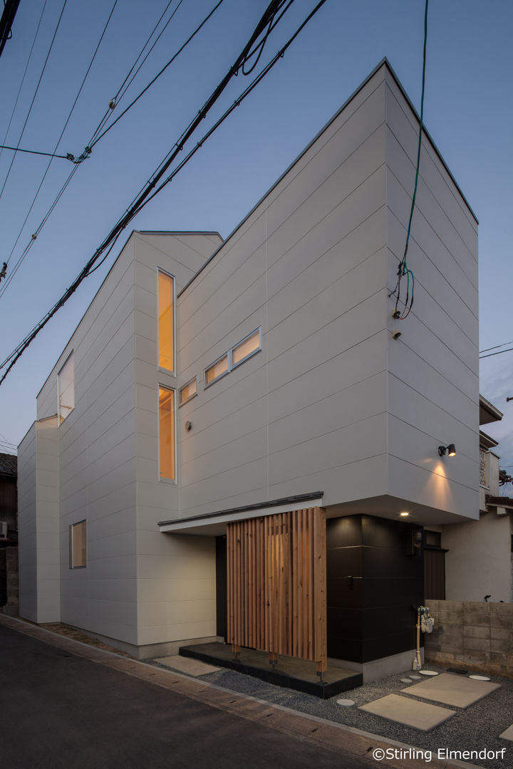 カタビラ／京都の変形狭小地に建つ住宅, 株式会社 片岡英和建築研究室 株式会社 片岡英和建築研究室 Дома в стиле модерн