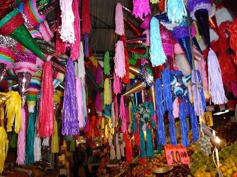 PIÑATAS EN MERCADO TRADICIONAL MEXICANO homify Otros espacios Esculturas