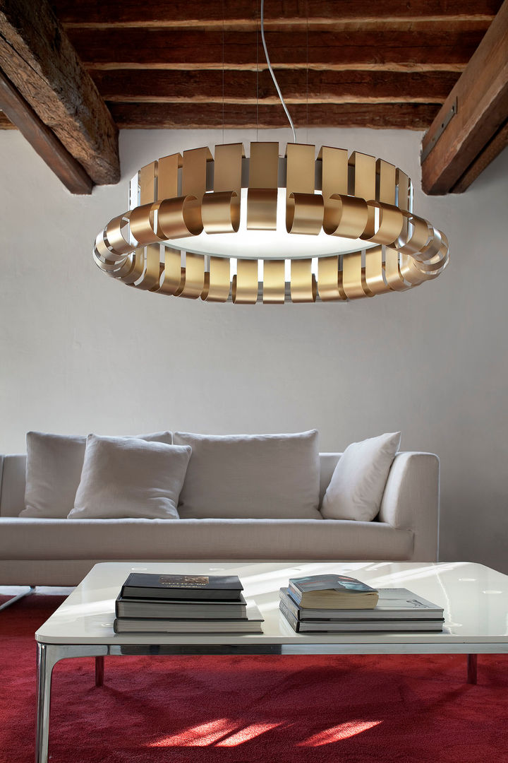 Simple, neat and stylish light. Retro or not, it shines! Italian Lights and Furniture Ltd Livings modernos: Ideas, imágenes y decoración Iluminación