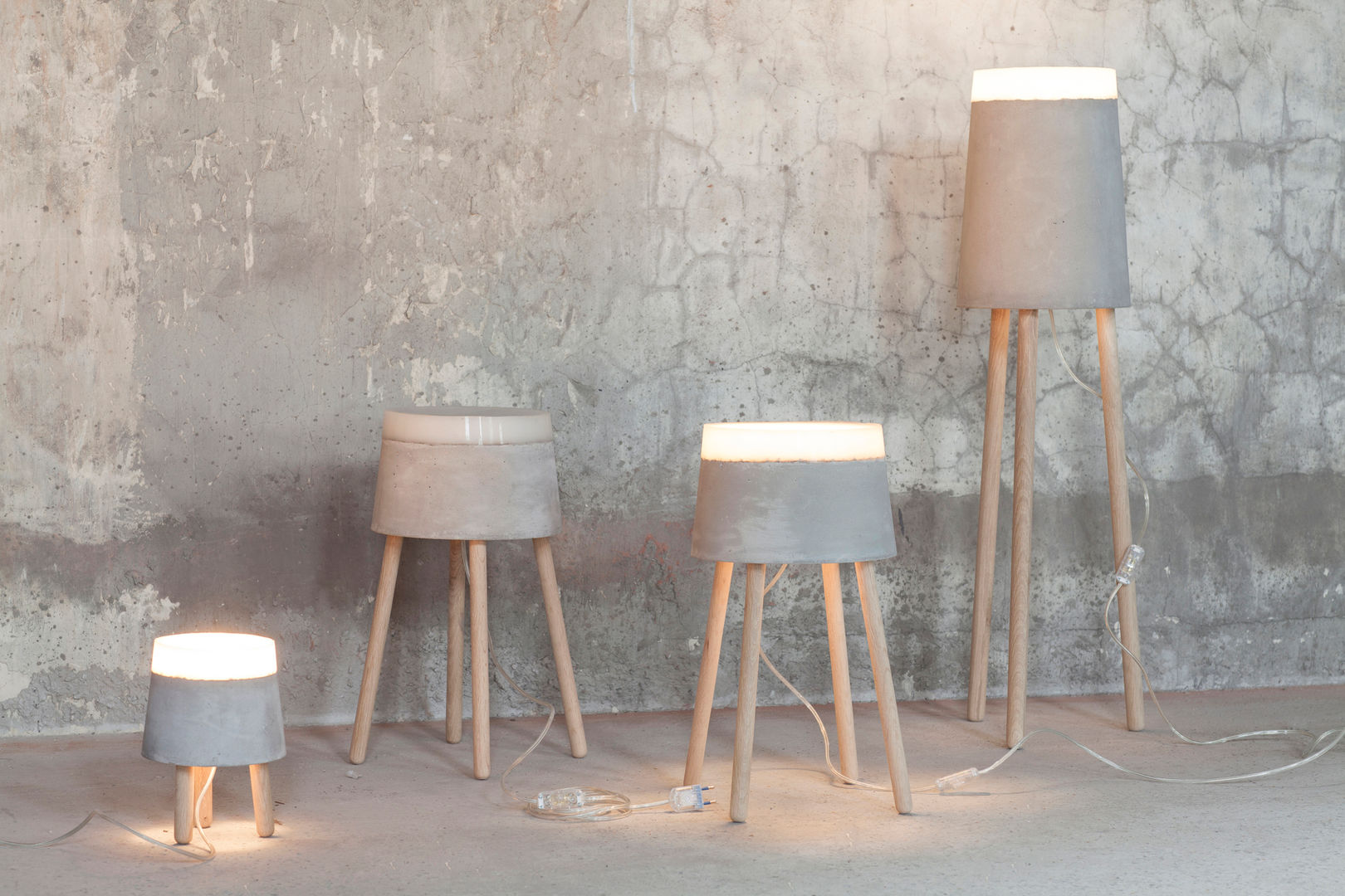 CONCRETE table/floor lamps, RENATE VOS product & interior design RENATE VOS product & interior design インダストリアルデザインの リビング 照明