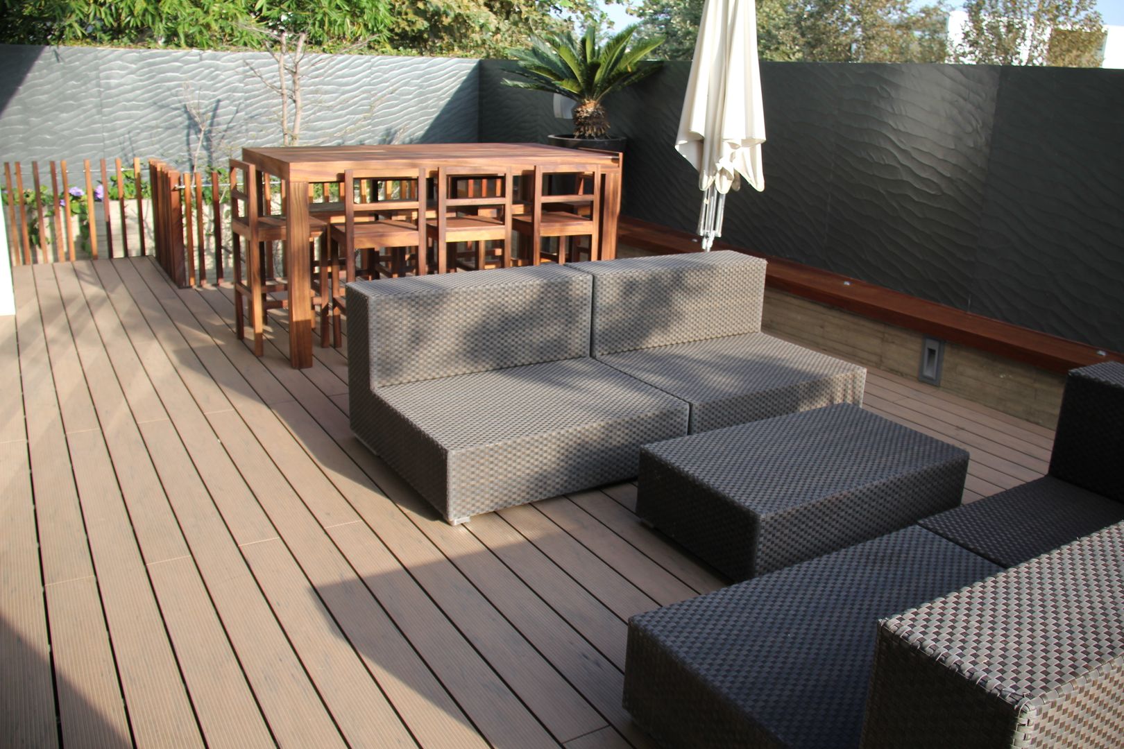 Deck WPC libre de mantenimiento, Grupo Boes Grupo Boes Moderner Balkon, Veranda & Terrasse Accessoires und Dekoration