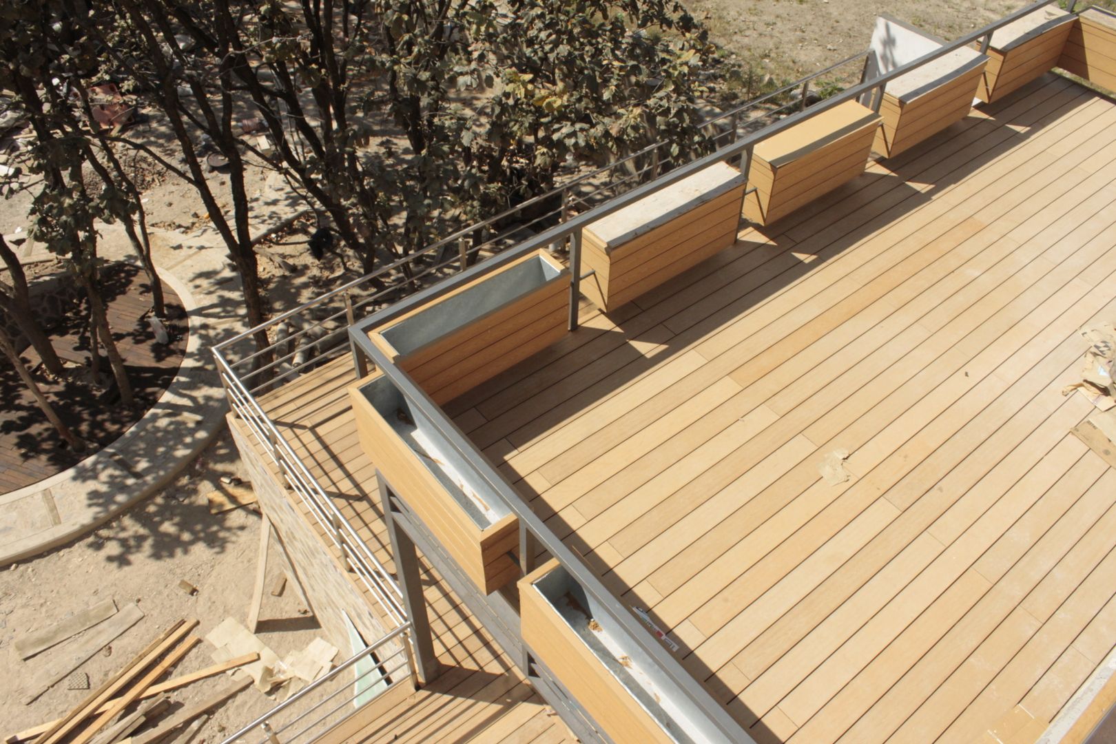 Deck WPC libre de mantenimiento, Grupo Boes Grupo Boes Modern balcony, veranda & terrace Accessories & decoration