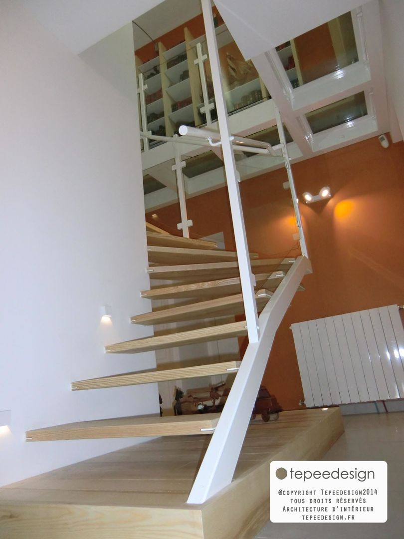 Rénovation d'une villa 70's : escalier et plancher en verre suspendus, Tepeedesign Tepeedesign