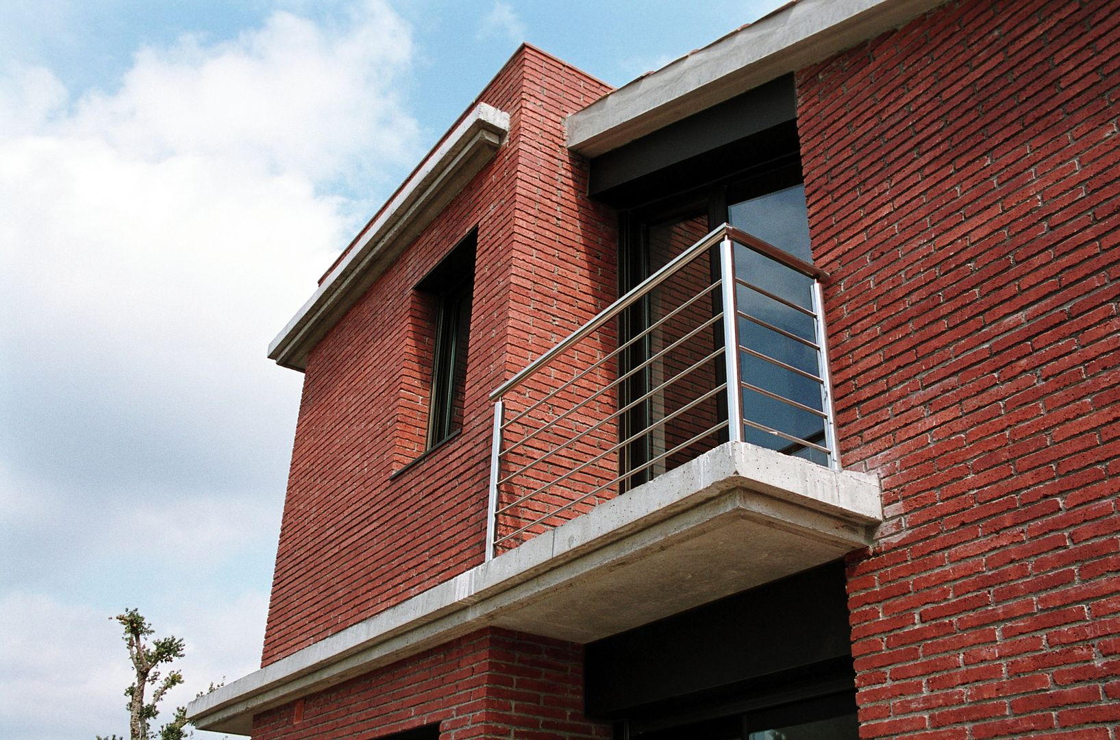 Balcón en la fachada SurOeste FG ARQUITECTES Casas modernas