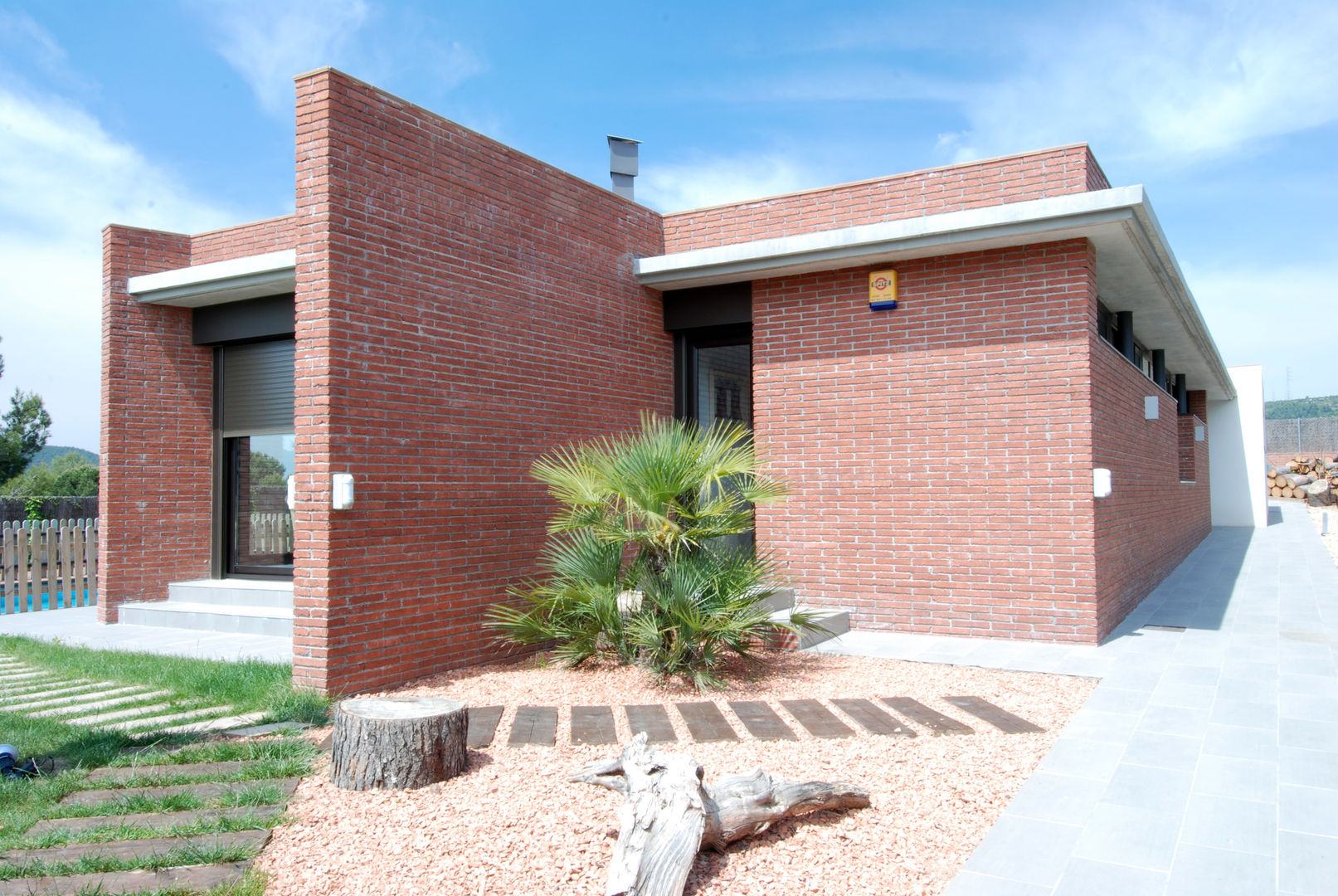 SouthEast façade FG ARQUITECTES Casas modernas