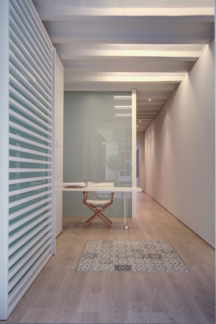 WHITE LOFT, Lara Pujol | Interiorismo & Proyectos de diseño Lara Pujol | Interiorismo & Proyectos de diseño Phòng học/văn phòng phong cách tối giản