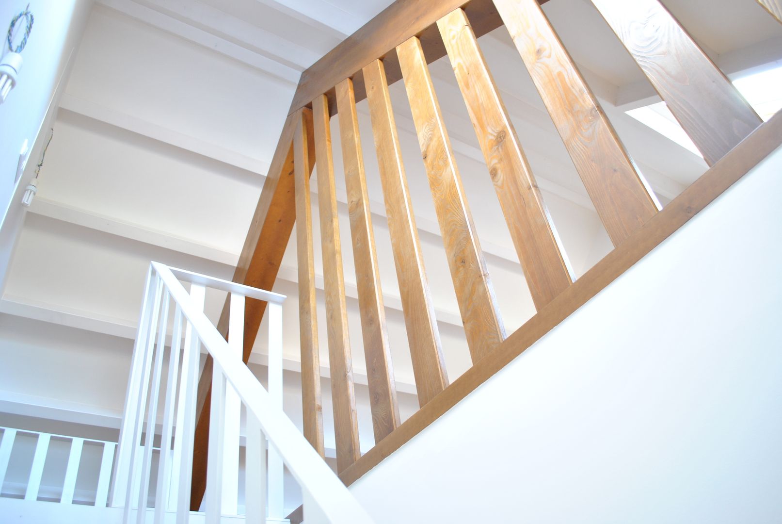 Reforma integral. La casa de la abuela. Beluso. Bueu, Estudio de Arquitectura Sra.Farnsworth Estudio de Arquitectura Sra.Farnsworth Scandinavian style corridor, hallway& stairs