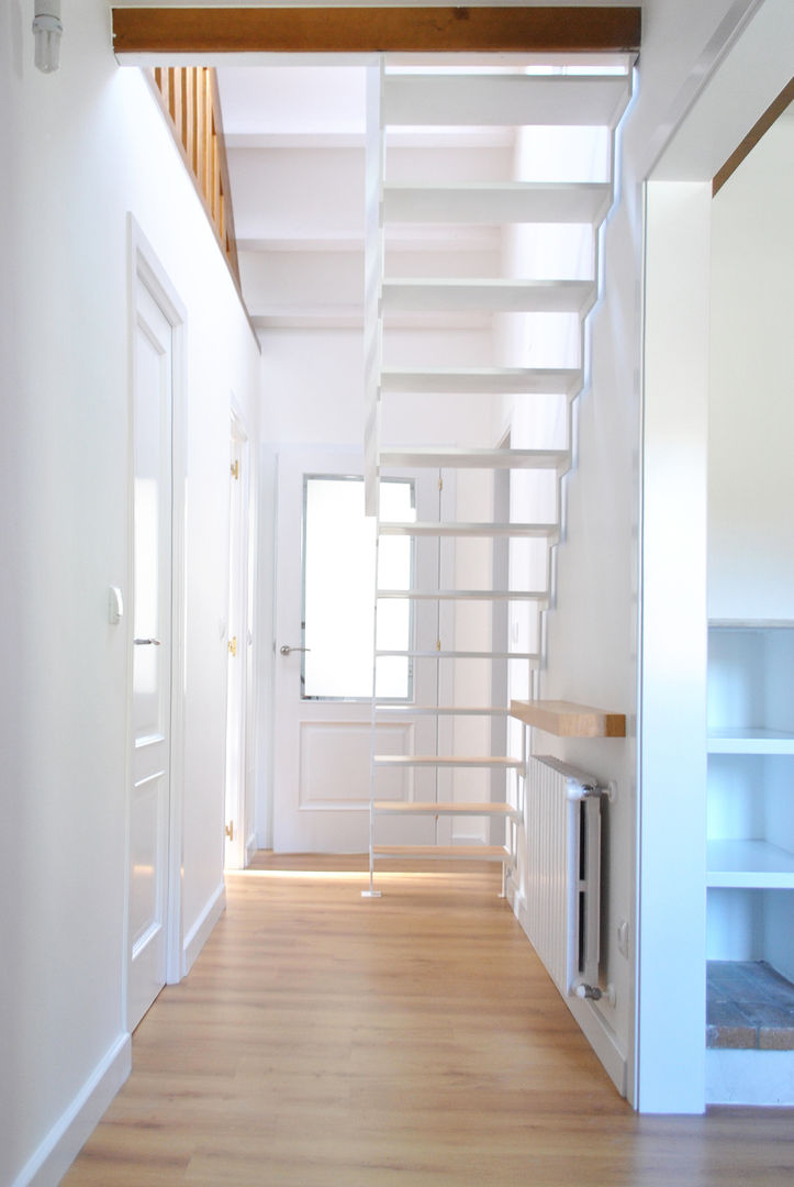 Reforma integral. La casa de la abuela. Beluso. Bueu, Estudio de Arquitectura Sra.Farnsworth Estudio de Arquitectura Sra.Farnsworth Scandinavian style corridor, hallway& stairs