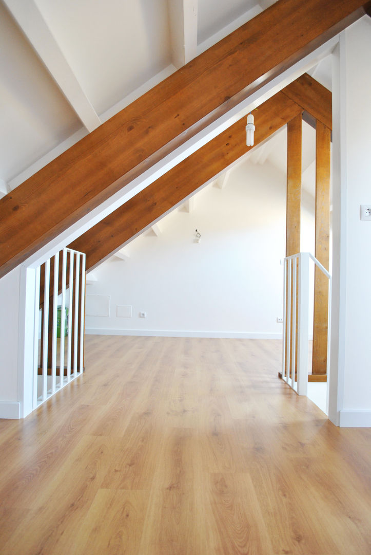 Reforma integral. La casa de la abuela. Beluso. Bueu, Estudio de Arquitectura Sra.Farnsworth Estudio de Arquitectura Sra.Farnsworth Scandinavian corridor, hallway & stairs