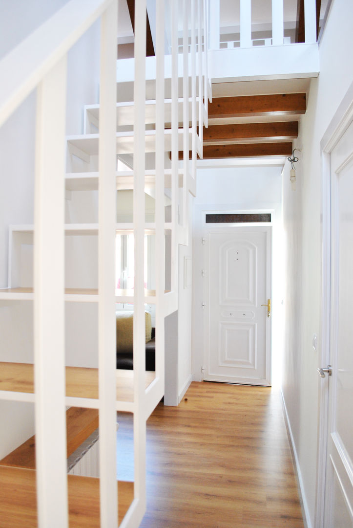 Reforma integral. La casa de la abuela Estudio de Arquitectura Sra.Farnsworth Pasillos, vestíbulos y escaleras de estilo escandinavo Propiedad,Producto,Accesorio,Madera,Puerta,Diseño de interiores,Piso,Piso,mancha de madera,Edificio